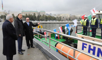 
									15M Motor Barge Full								